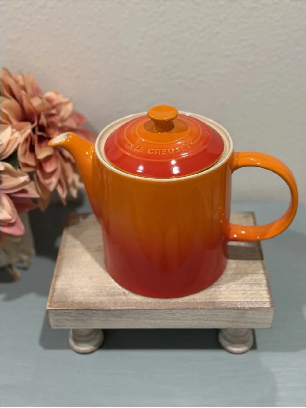 Le Creuset Stoneware Grand Teapot Flame 1.3L & 2 400ML Vancouver Coffee Mugs